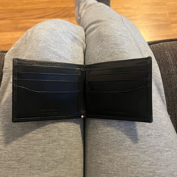 Tommy Hilfiger Double Billfold Black leather wallet - Picture 5 of 7